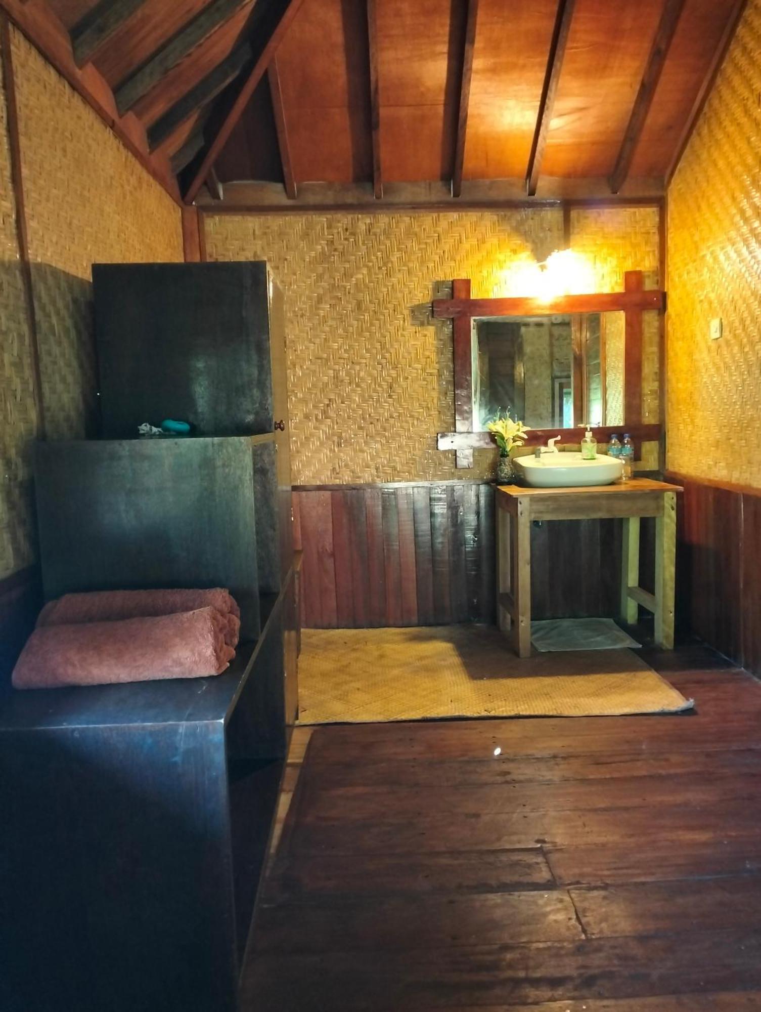 Tangga Bungalows غيلي آير الغرفة الصورة